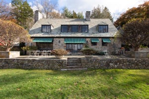 casa de piedra con jardín