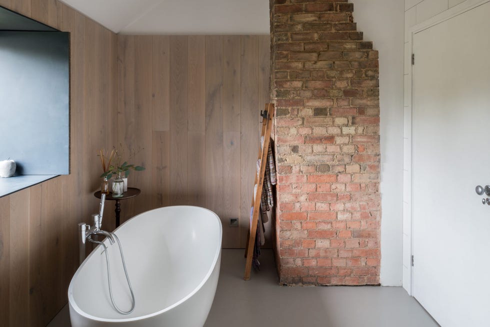 baño de estilo rústico moderno con bañera exenta