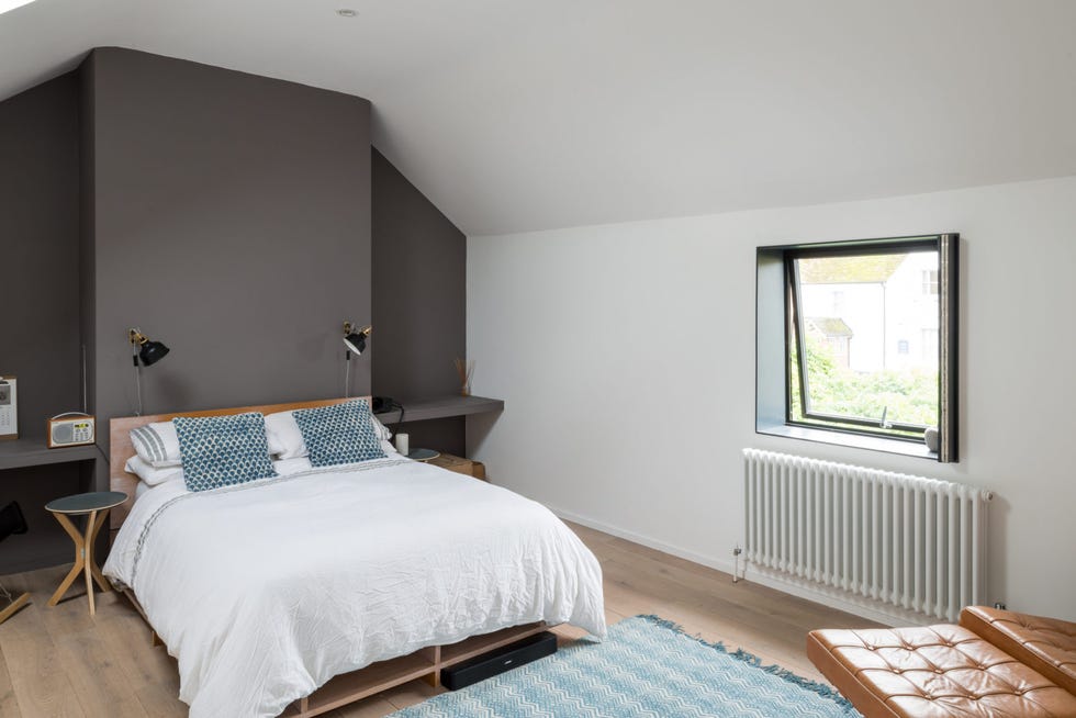 dormitorio moderno con paredes a dos colores marrón y blanco