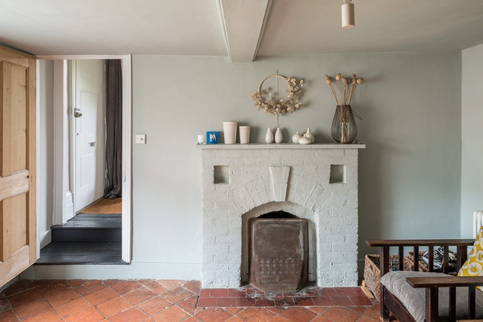 habitación con chimenea antigua y suelo de terracota