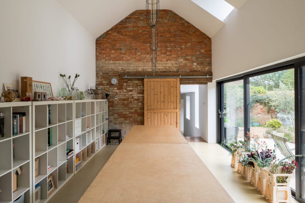 estudio tipo loft con paredes de ladrillo rojo