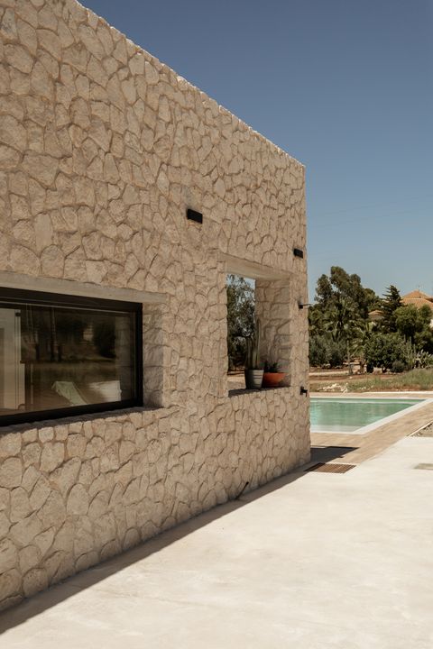 fachada moderna de piedra vista