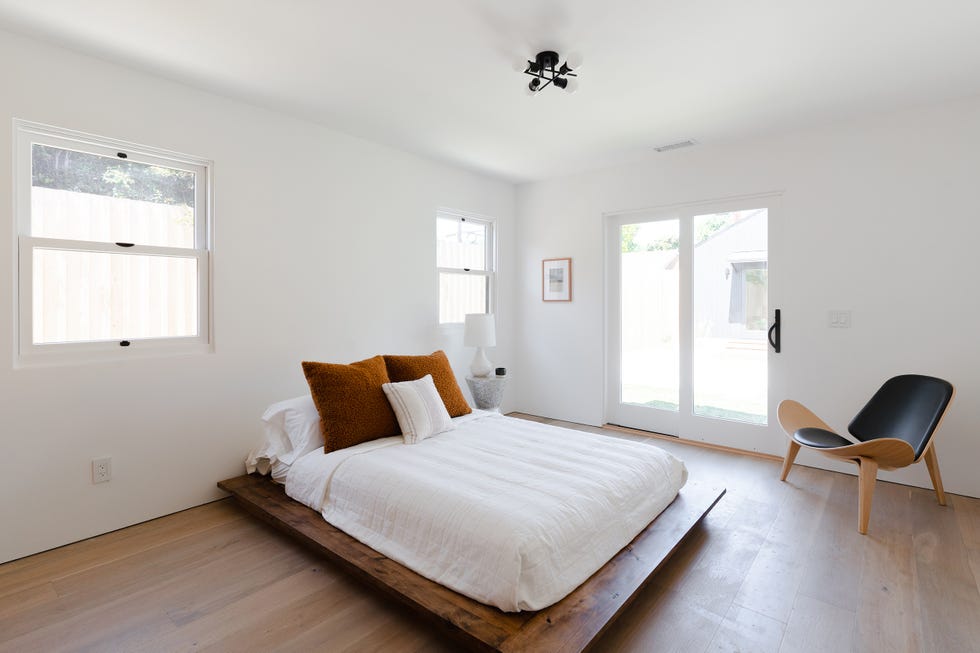 dormitorio minimalista con somier de madera