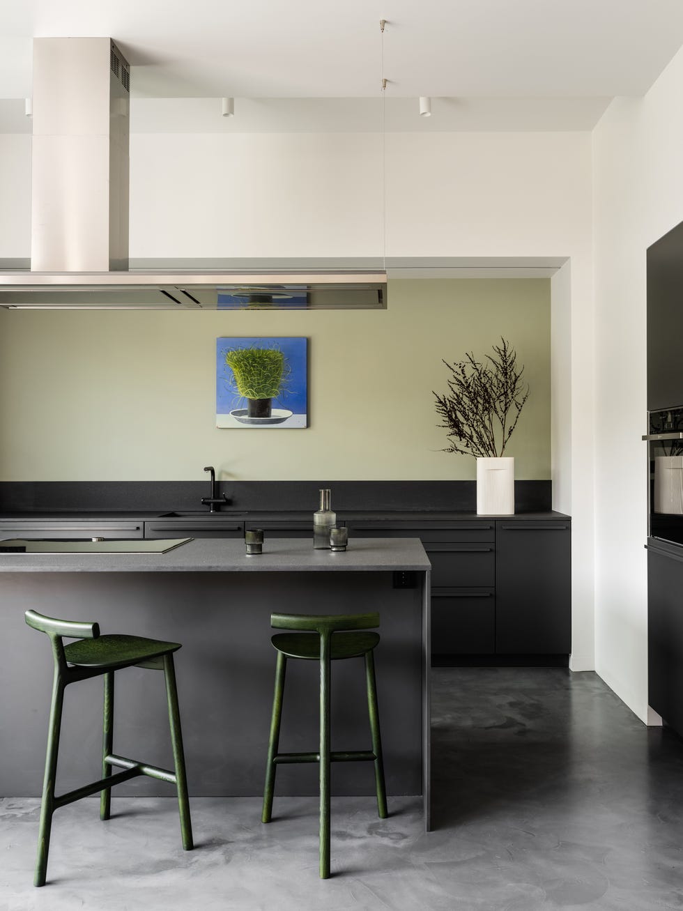 cocina moderna con península y taburetes verdes