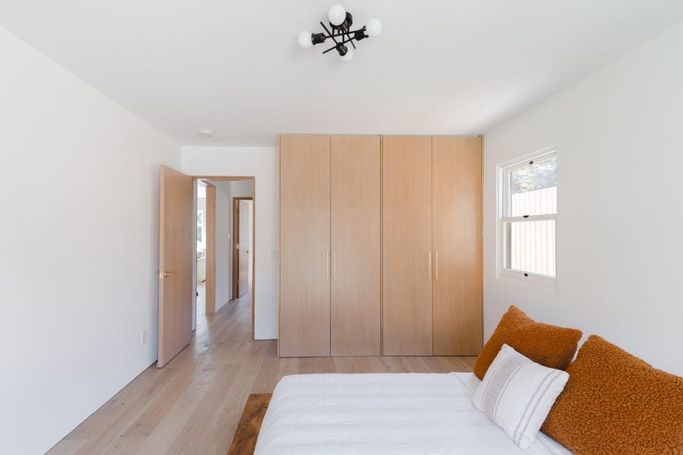 dormitorio de diseño minimalista con armario de madera