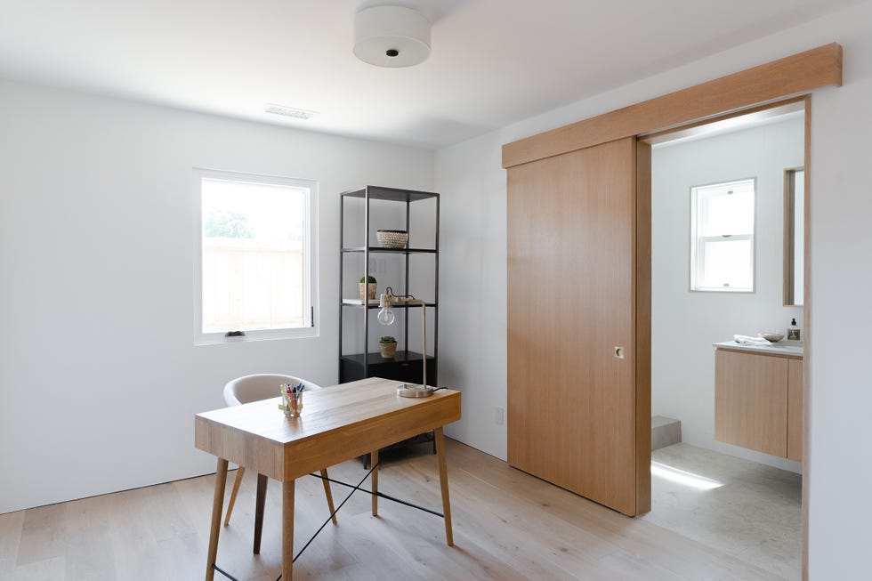 escritorio de madera con diseño minimalista