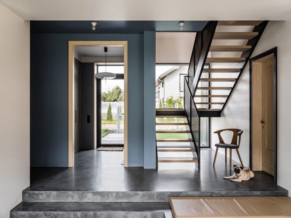 escalera con peldaños flotantes de madera