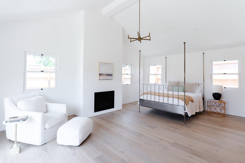 dormitorio de estilo minimalista en color blanco con cama de forja