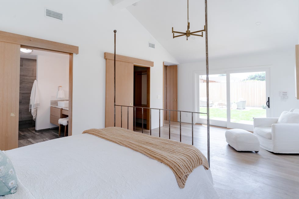 dormitorio de estilo minimalista en color blanco con cama de forja