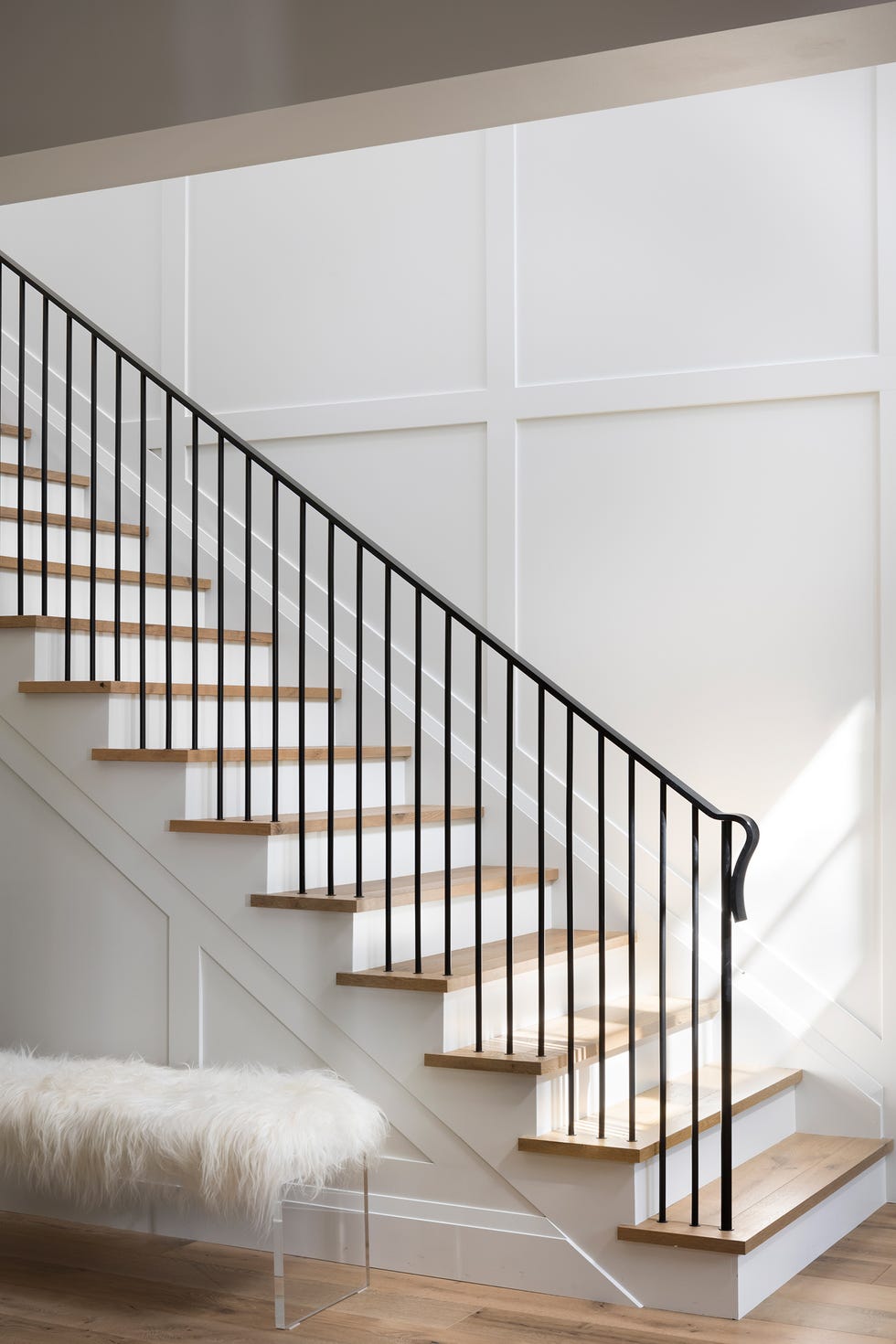 escalera con peldaños de madera y barandilla de metal negro