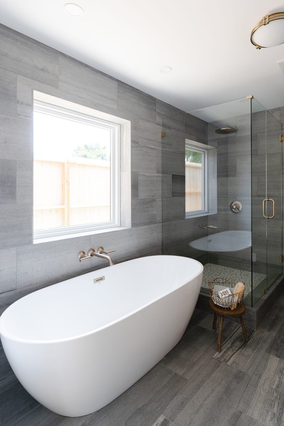 bañera moderna blanca exenta junto a la ducha