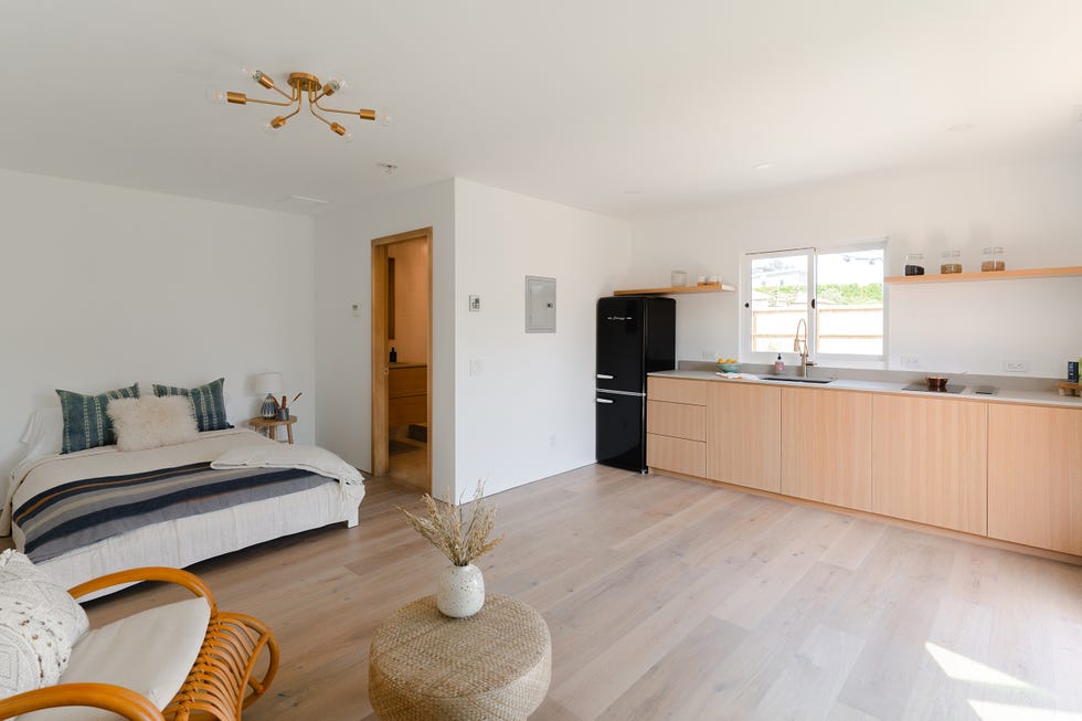 estudio minimalista con dormitorio y cocina integradas