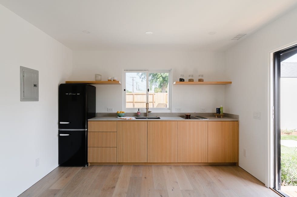 cocina minimalista con puertas de madera