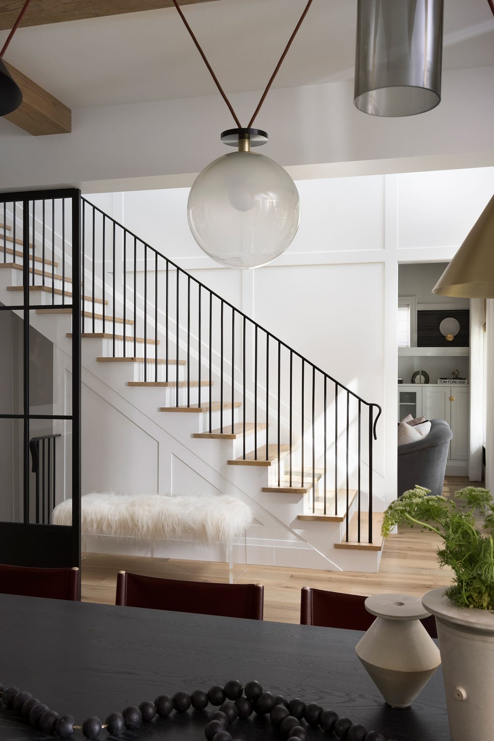 escalera con peldaños de madera y barandilla de metal negro