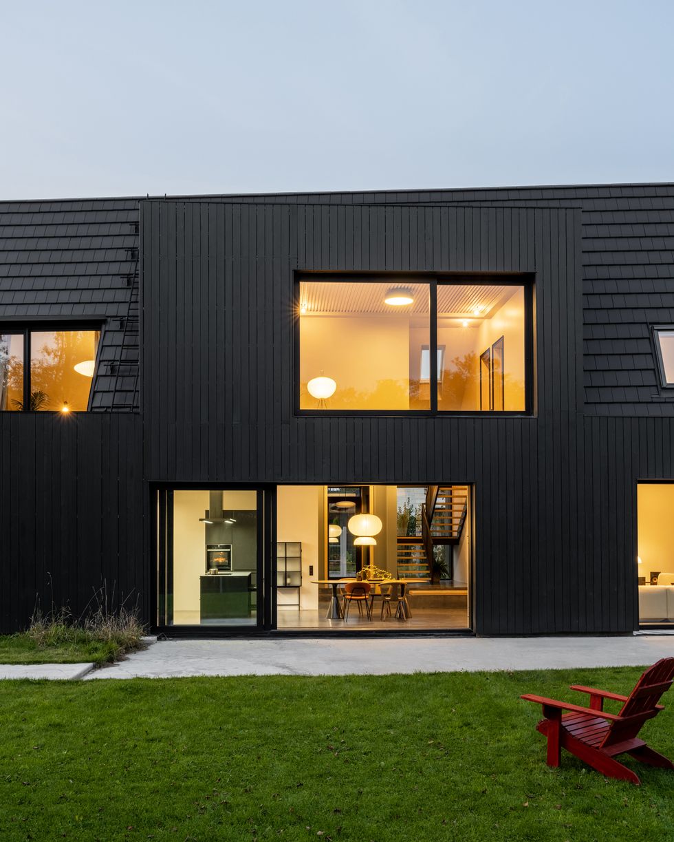 casa de campo moderna con fachada negra