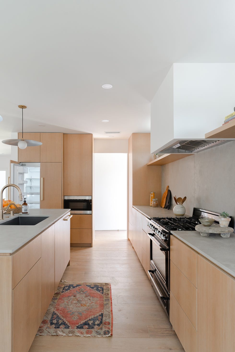 cocina abierta moderna diseñada en madera con isla central