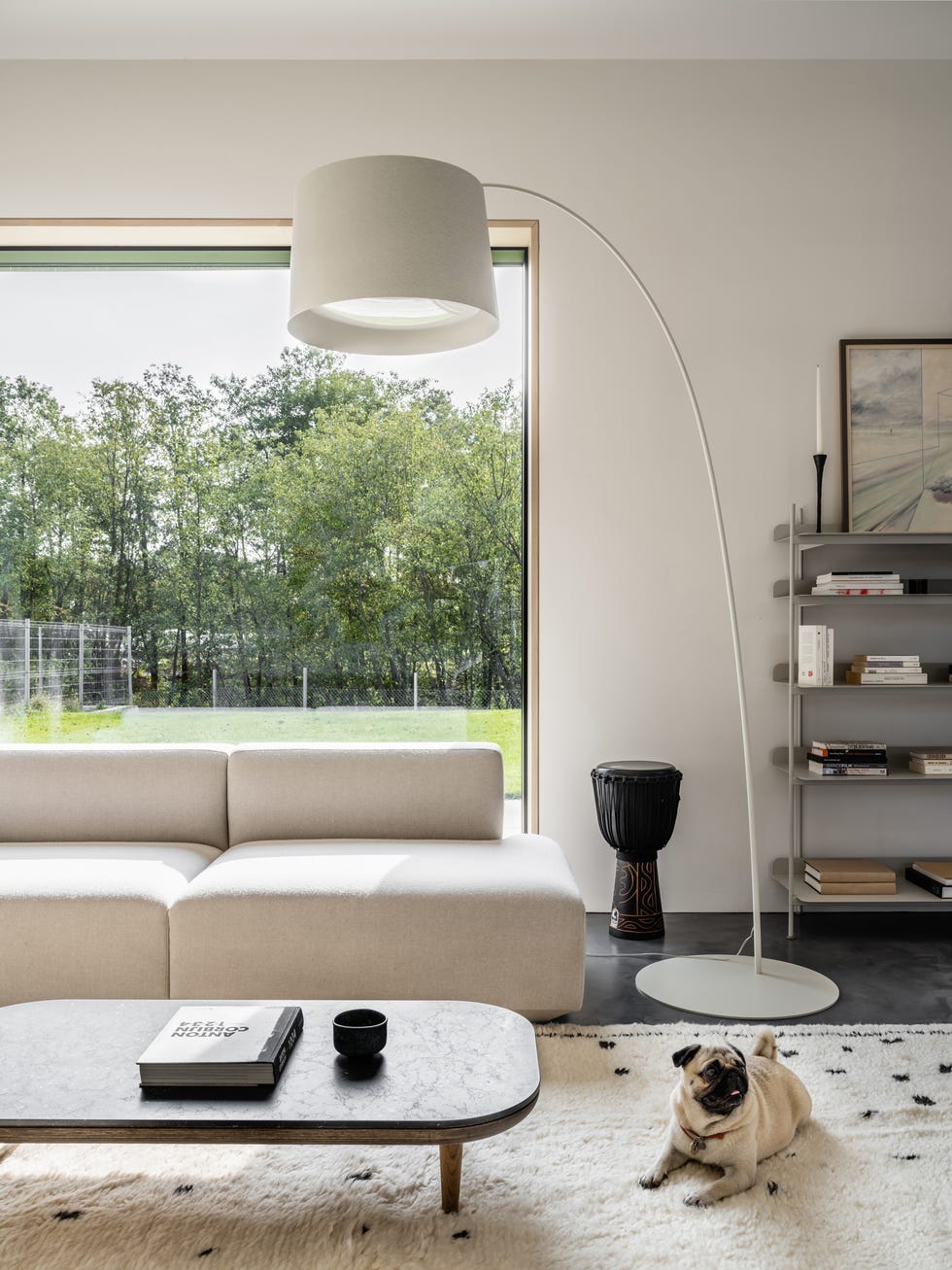 salón de diseño contemporáneo decorado en tonos blancos y grises