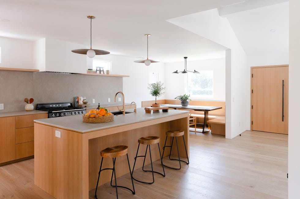 cocina abierta moderna diseñada en madera con isla central