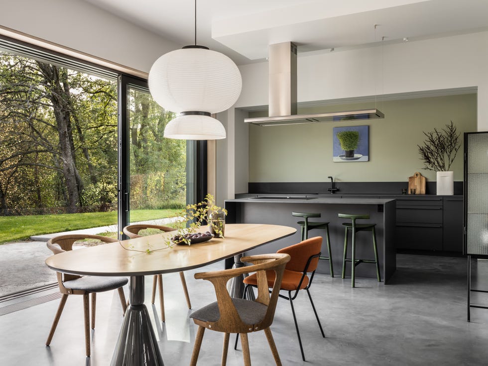 cocina moderna con península y comedor