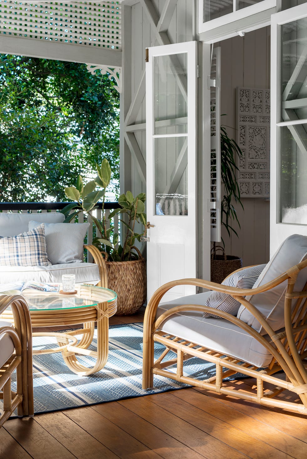 porche con muebles de fibras