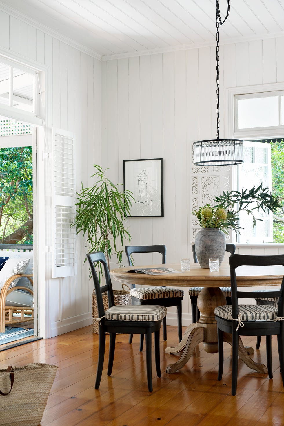 comedor de estilo campestre con muebles recuperados
