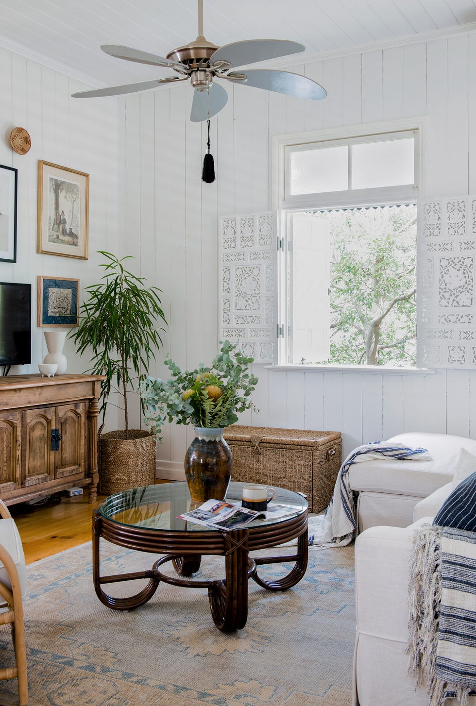 salón de estilo campestre con muebles recuperados