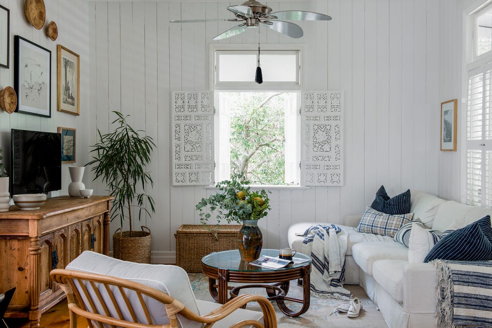 salón de estilo campestre con muebles recuperados