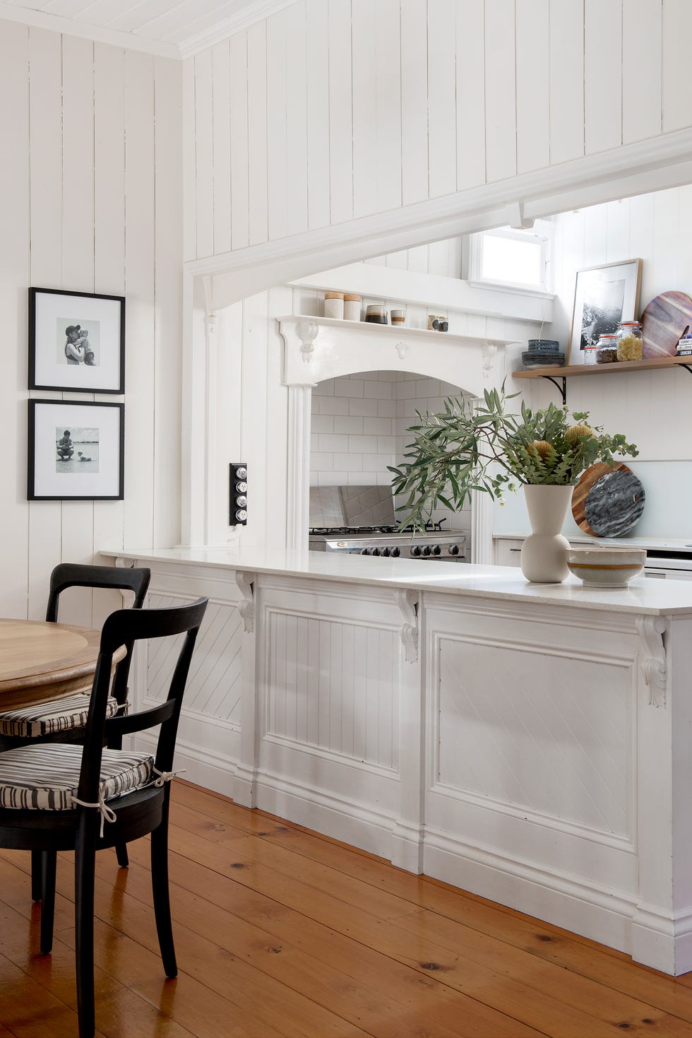 cocina blanca abierta de estilo rústico