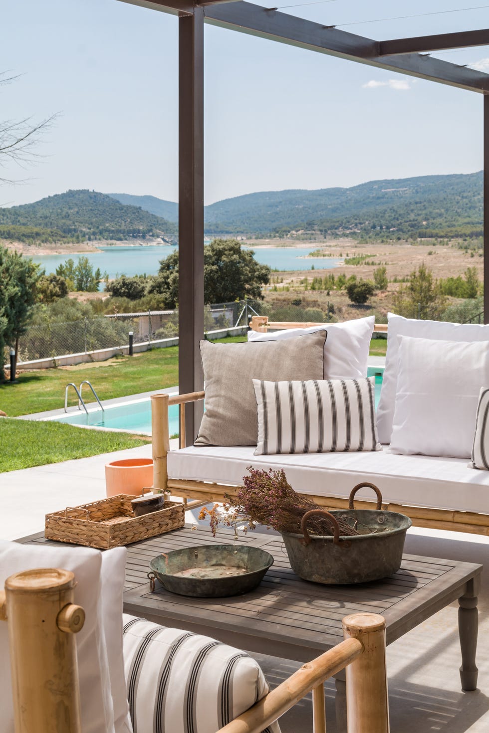 porche con muebles de bambú y vistas a la piscina