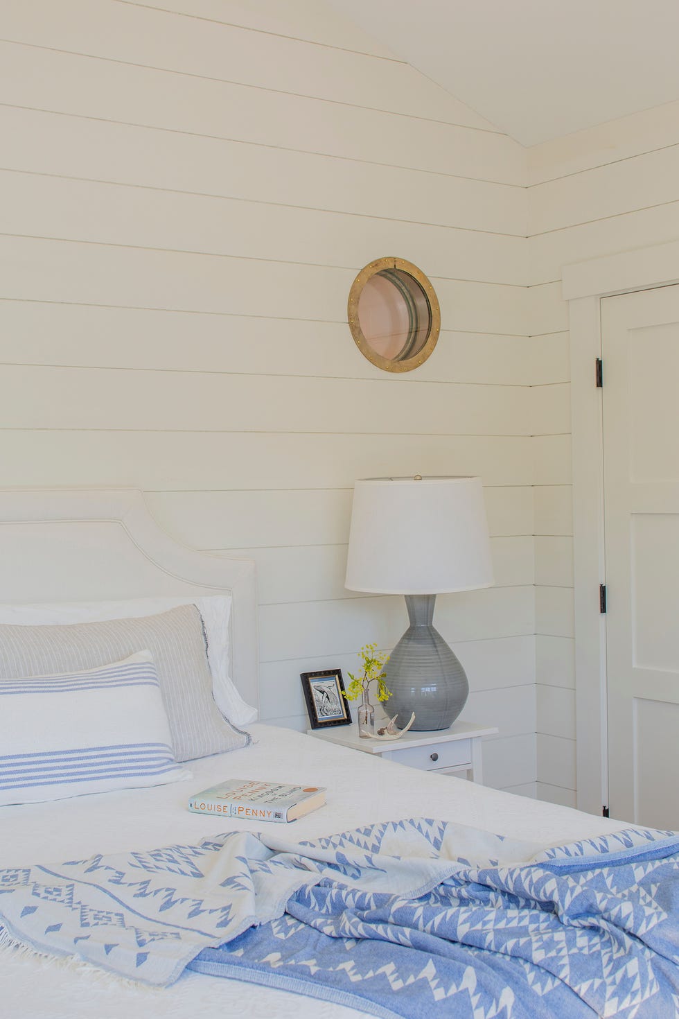 dormitorio rústico con lamas de madera pintadas de blanco
