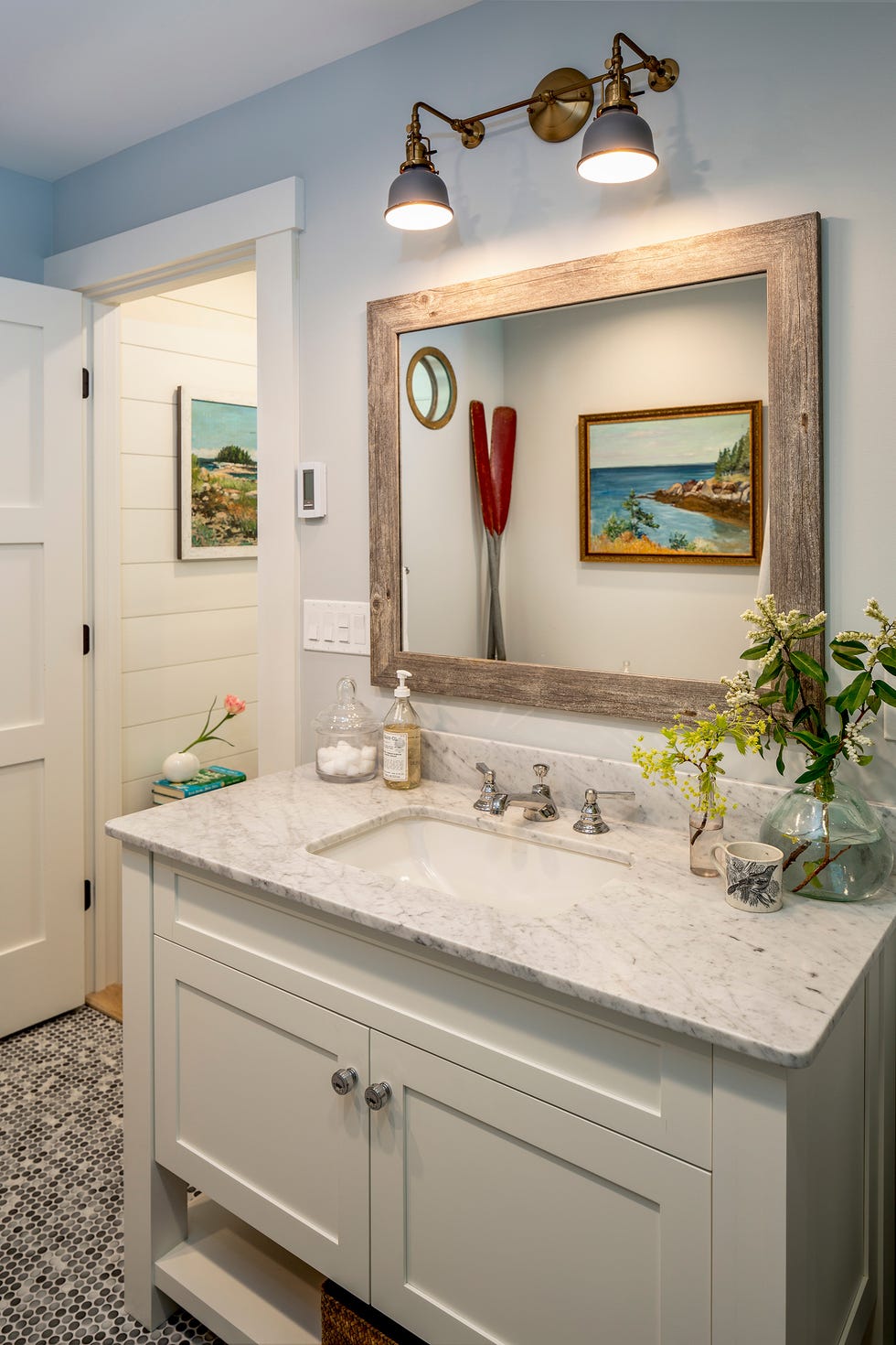 mueble de lavabo de madera blanca y mármol y espejo con marco de madera