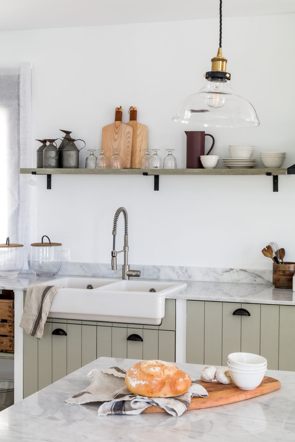 cocina rústica con muebles alistonados y encimeras de mármol