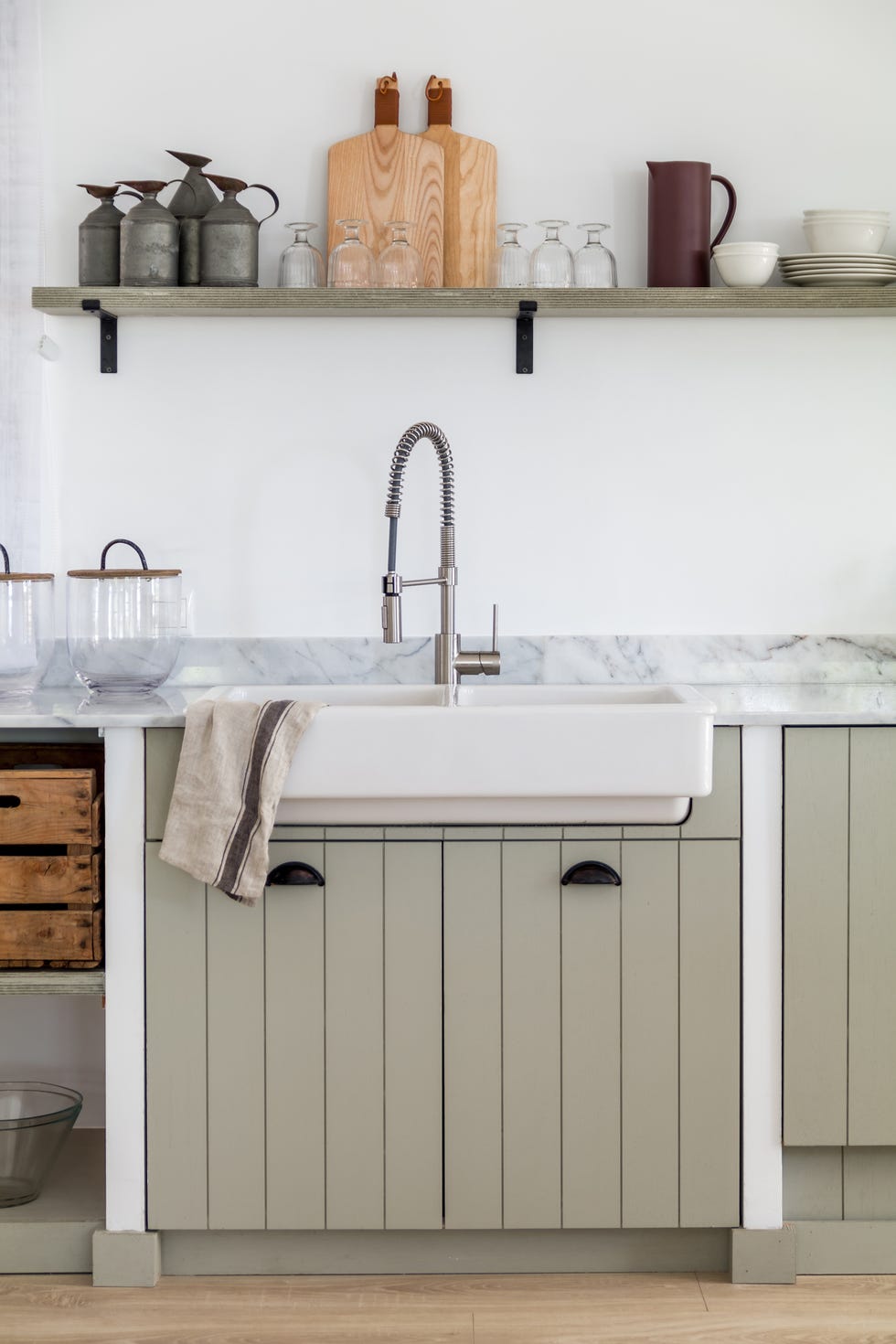 cocina rústica con muebles alistonados y encimeras de mármol