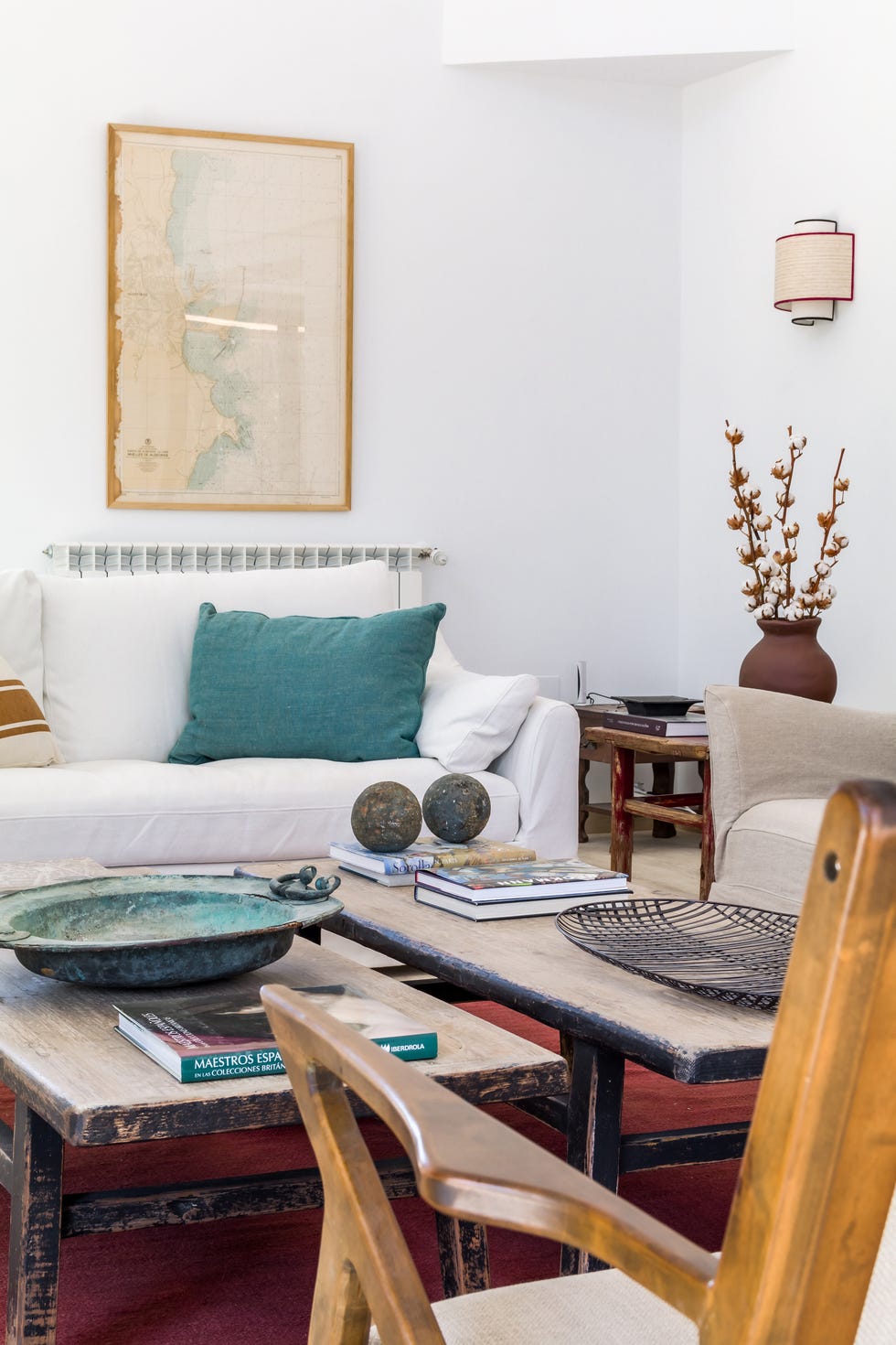 salón con dos mesas de centro de madera recuperadas y sofá de lino