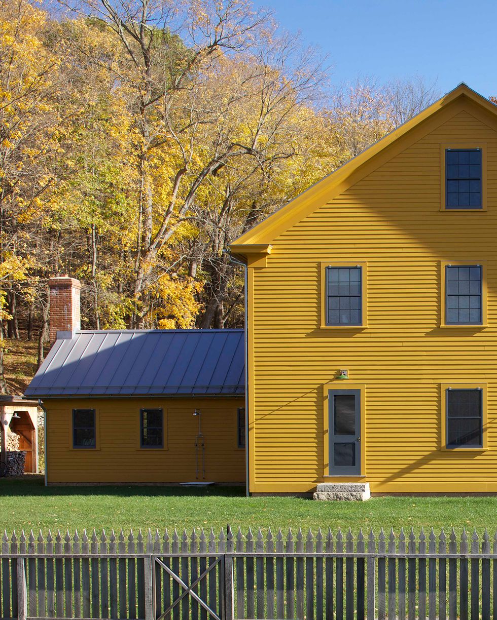 casa de campo con fachada en color mostaza