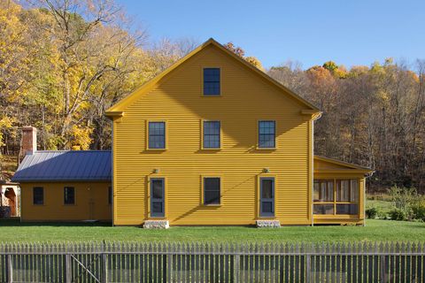casa de campo con fachada en color mostaza