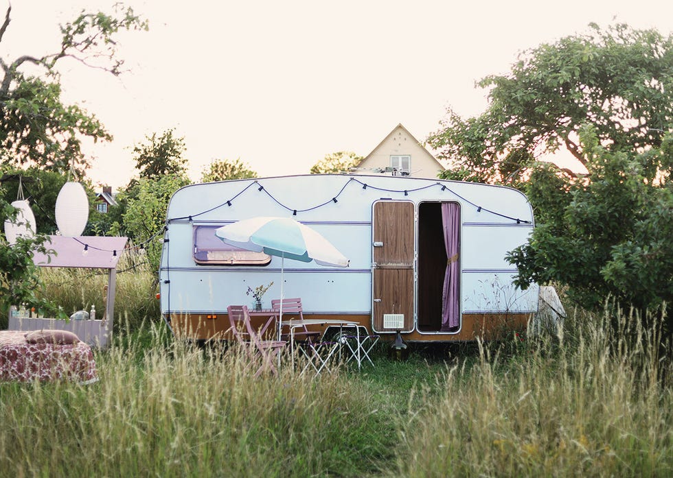 autocaravana vintage en el jardín