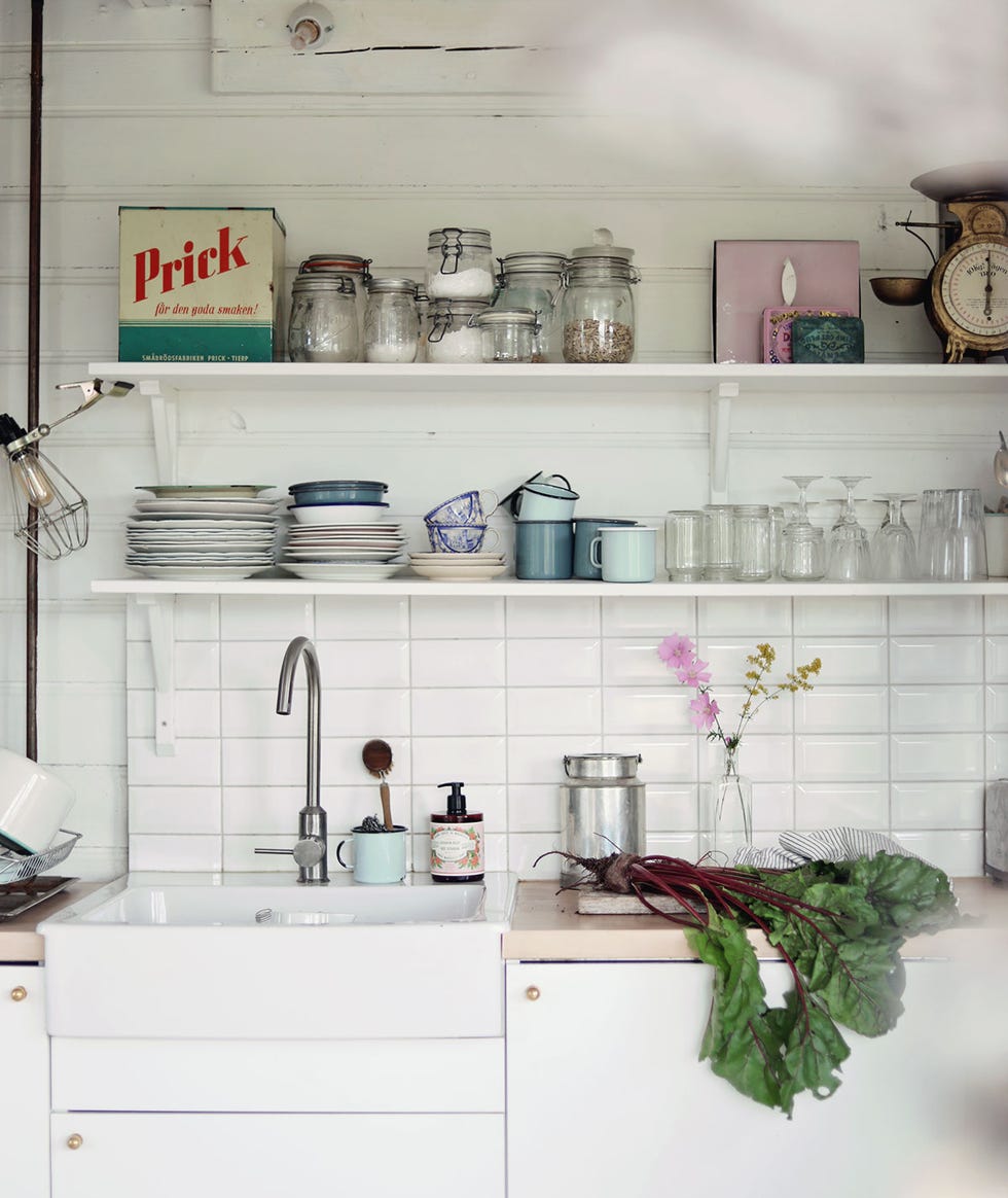 cocina de estilo rústico decorada en blanco