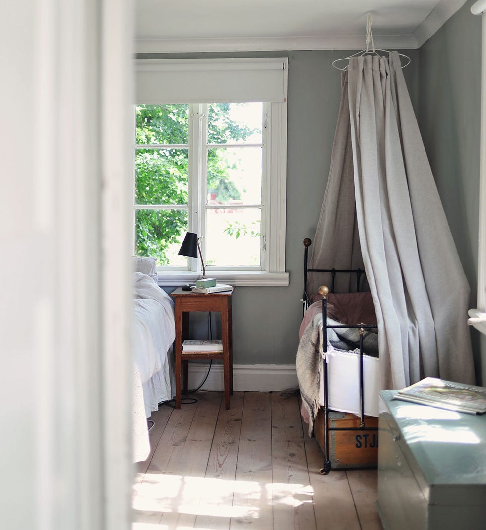 dormitorio de estilo rústico con cuna