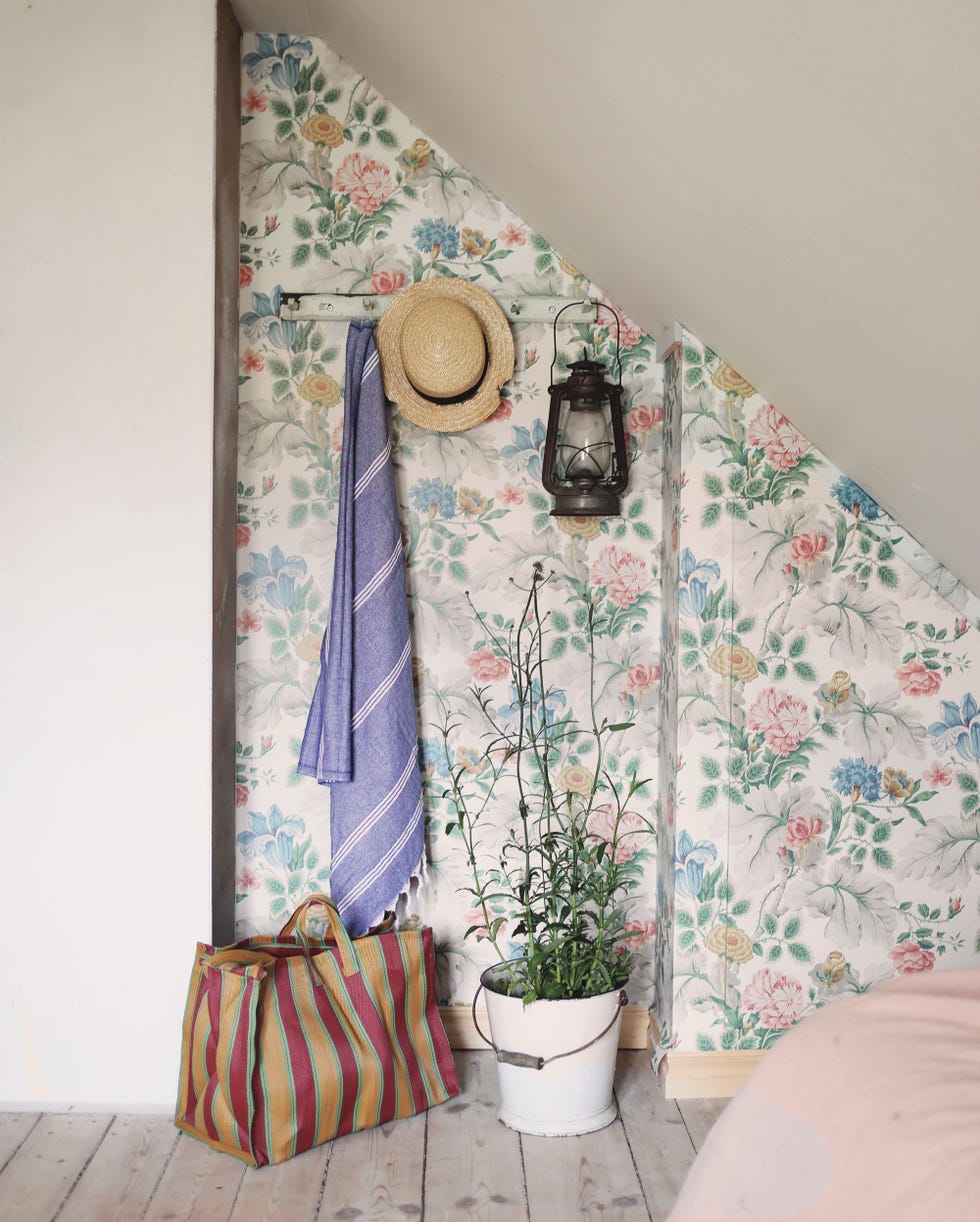 perchero de madera sobre un papel pintado floral de estilo vintage