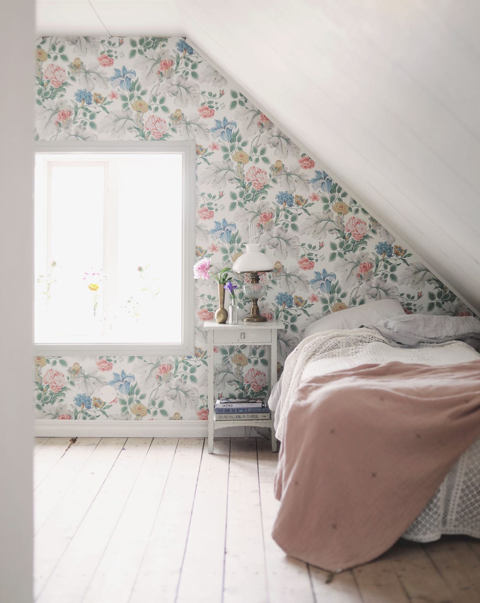 dormitorio de estilo rústico con papel pintado floral