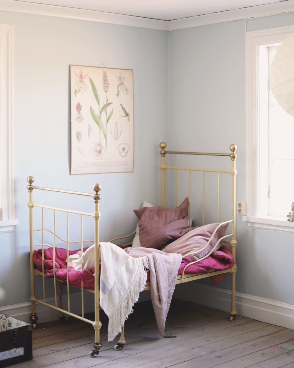 cama con estructura de forja dorada pintada de amarillo empolvado