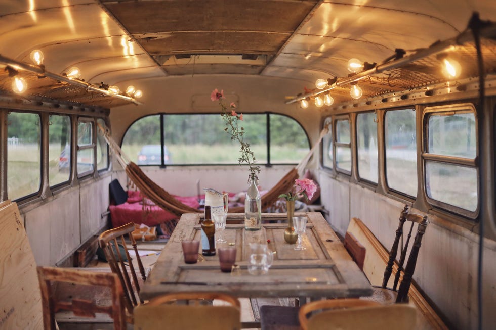 comedor rústico dentro de un autobús vintage