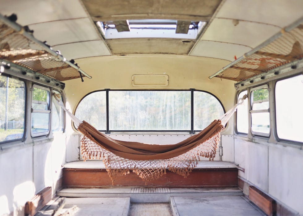 hamaca dentro de un autobús vintage