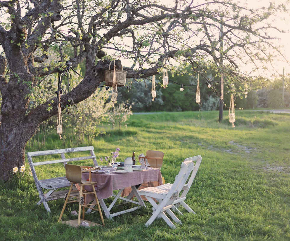 comedor de estilo rústico al aire libre en el jardín