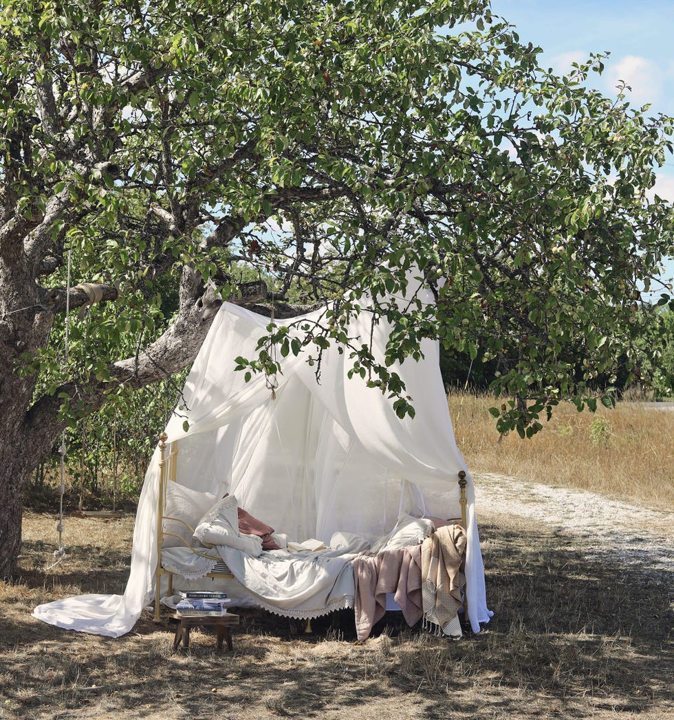 cama con dosel en el jardín