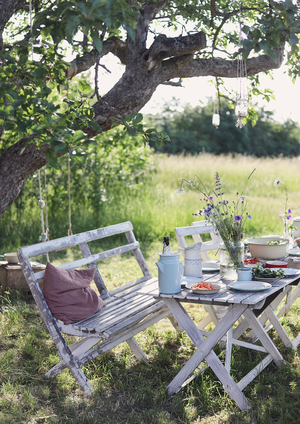 comedor de estilo rústico al aire libre en el jardín