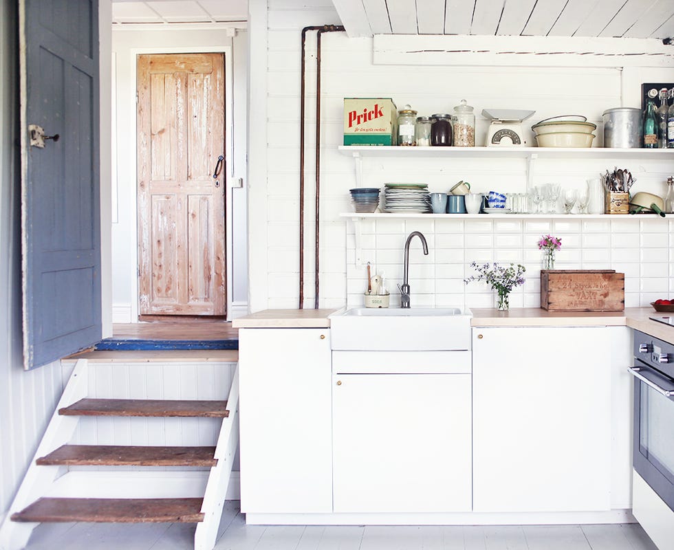 cocina de estilo rústico decorada en blanco