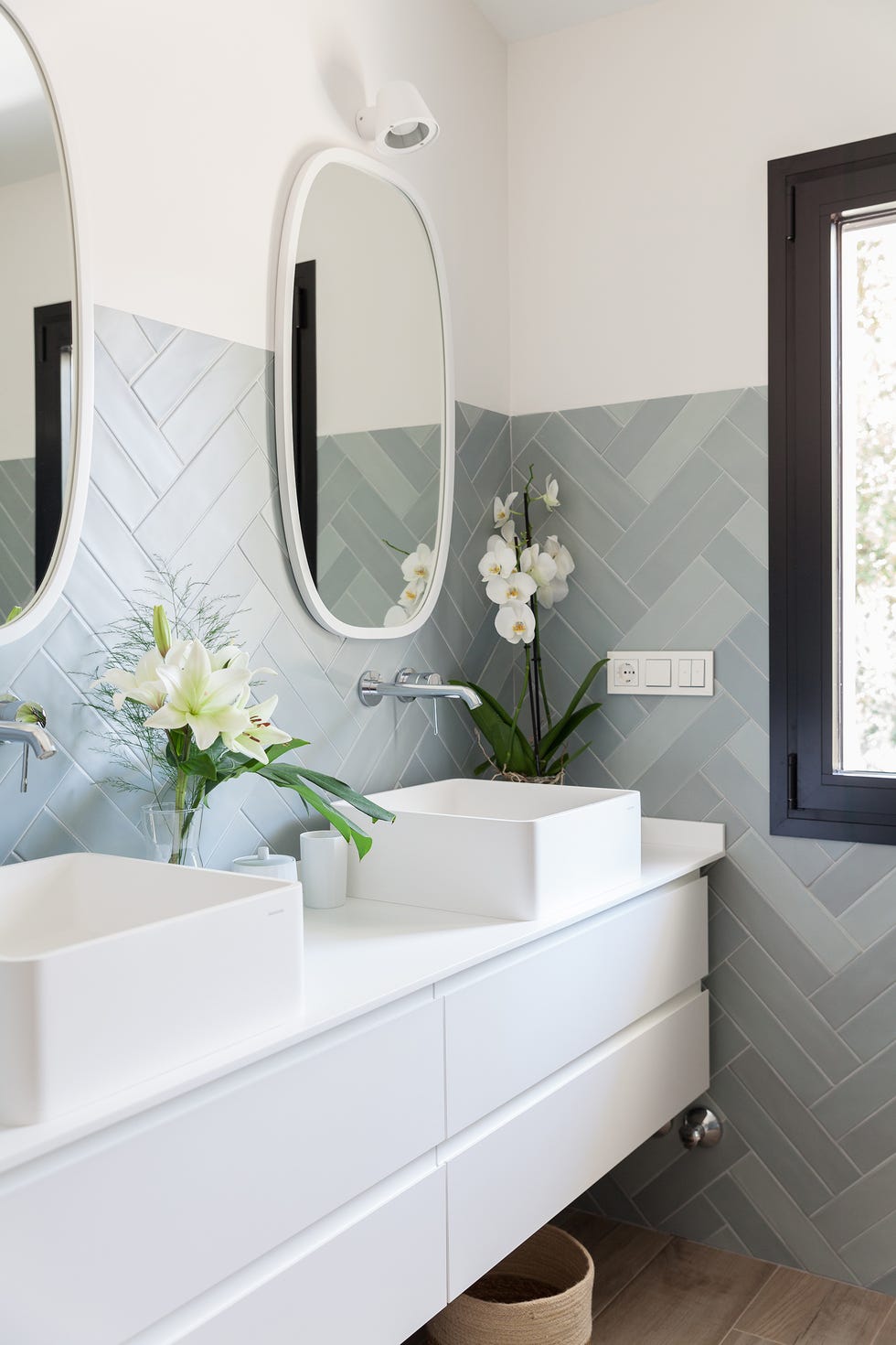 baño con mueble blanco, dos lavabos y azulejos en espiga azules