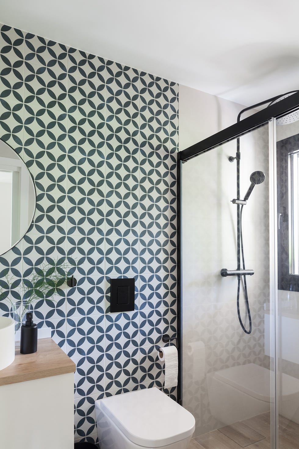 baño con ducha y azulejos tipo mosaico en blanco y azul